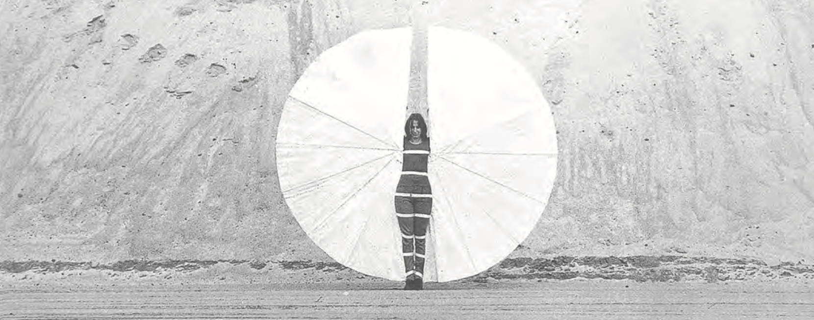 Person vor großer weißer Kreisform an einer Wand